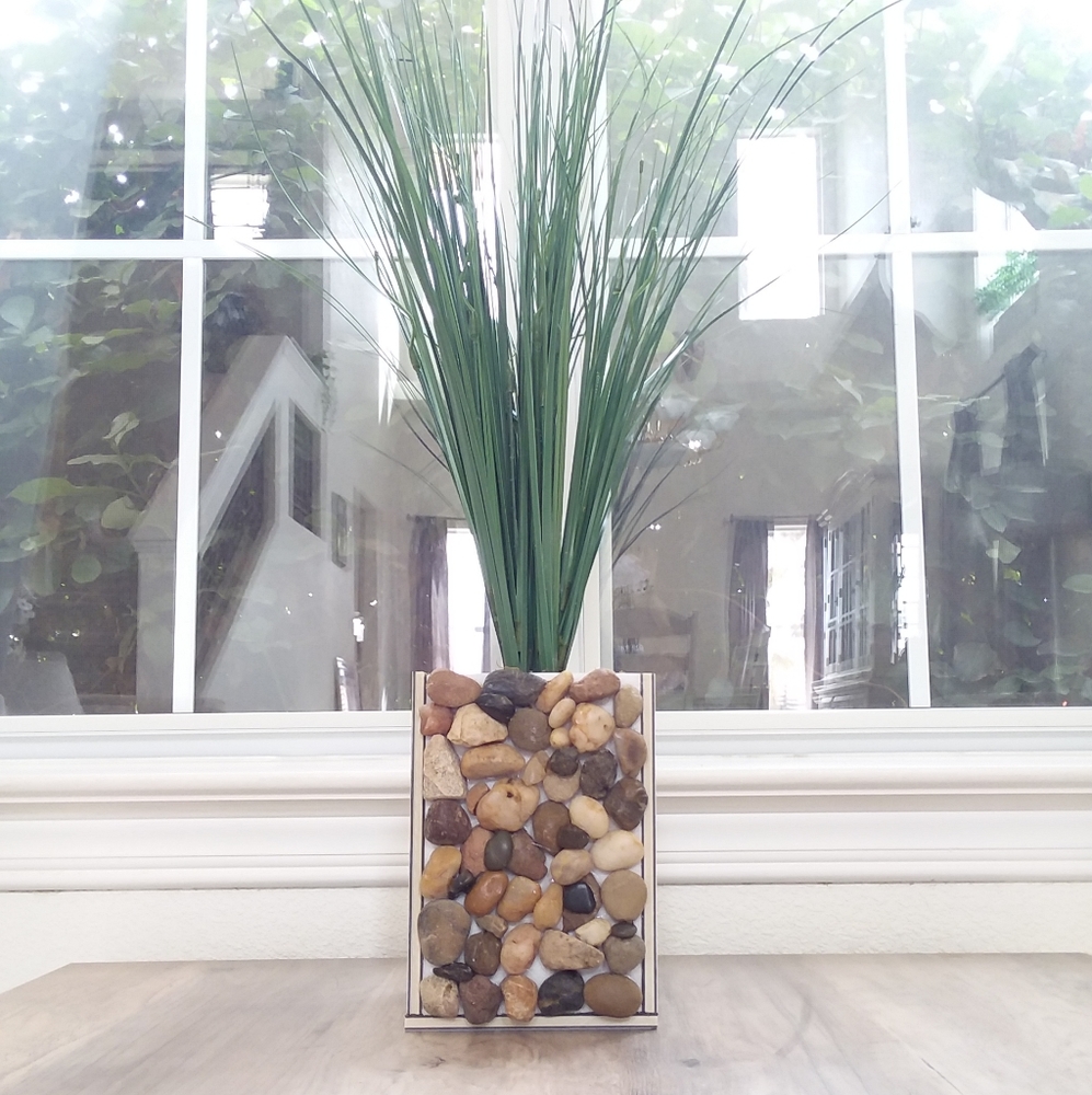 🔴🔴SOLD🔴🔴UNIQUE ROCK VASE GREENERY DECOR